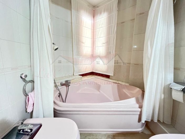 Image No.20-4 Bed Townhouse for sale