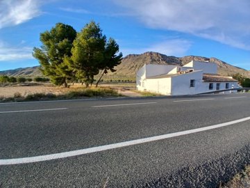 Maison de campagne de 3 chambres à vendre à Yecla
