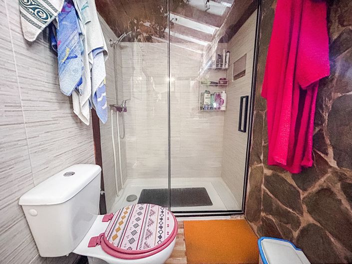 Image No.17-9 Bed Property for sale