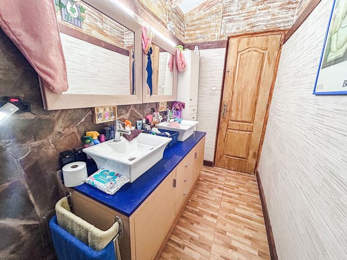 Image No.18-9 Bed Property for sale