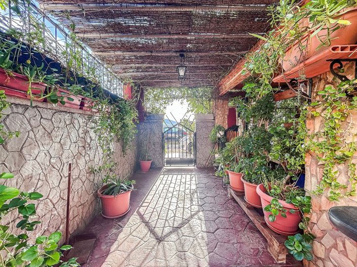 Image No.2-9 Bed Property for sale