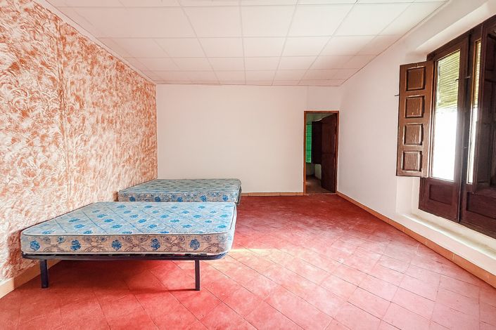 Image No.23-9 Bed Property for sale