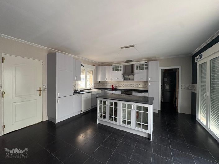 Image No.9-6 Bed Villa for sale