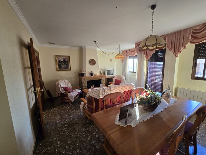 Image No.21-6 Bed Townhouse for sale