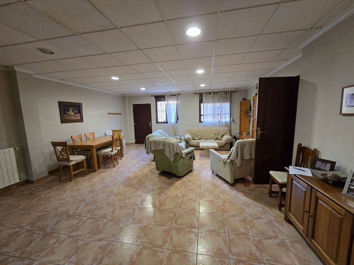 Image No.8-6 Bed Townhouse for sale