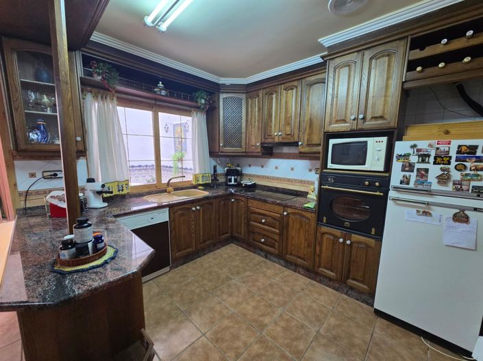 Image No.12-5 Bed Townhouse for sale