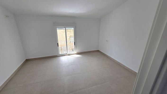Image No.21-3 Bed Townhouse for sale