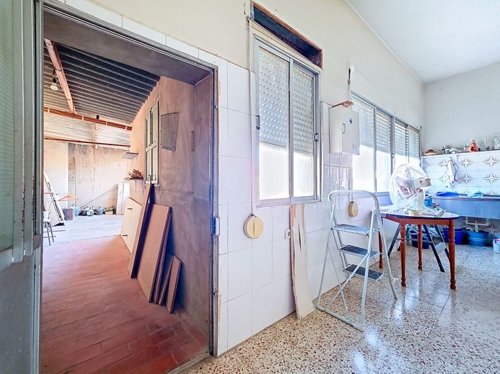 Image No.12-8 Bed Townhouse for sale