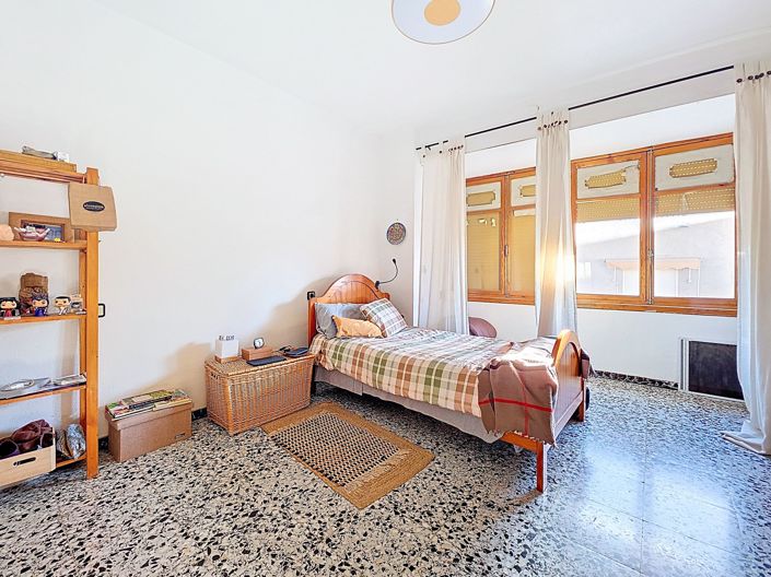 Image No.17-8 Bed Townhouse for sale