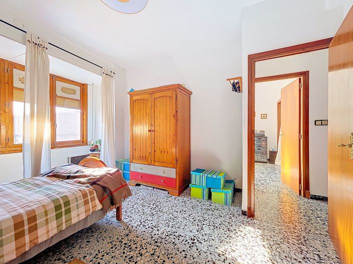 Image No.18-8 Bed Townhouse for sale