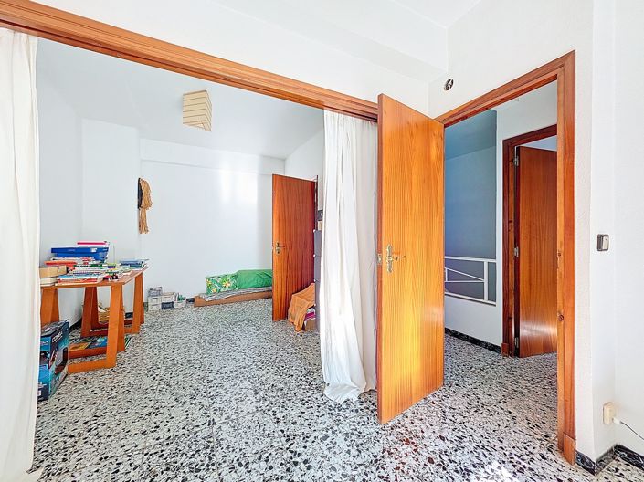 Image No.26-8 Bed Townhouse for sale