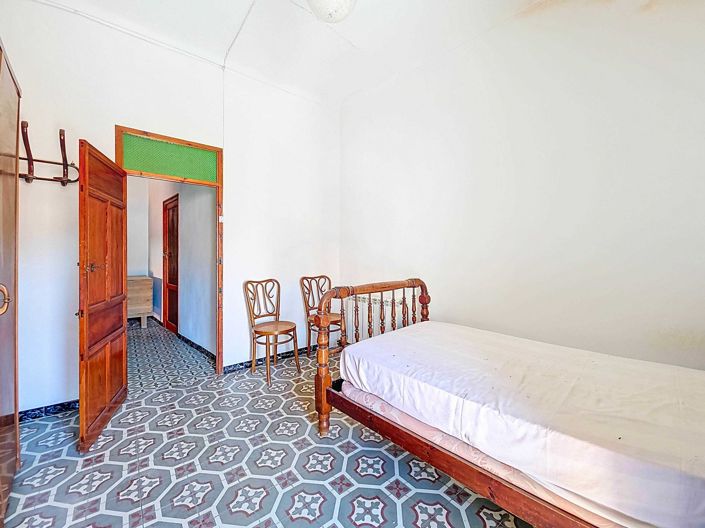 Image No.28-5 Bed Townhouse for sale