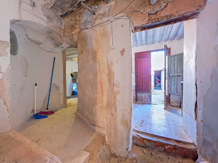 Image No.13-6 Bed Townhouse for sale