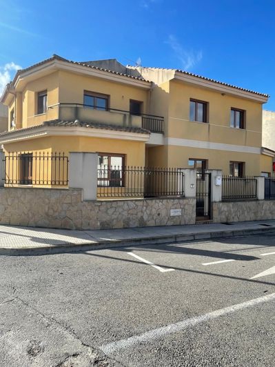 Image No.2-4 Bed Townhouse for sale