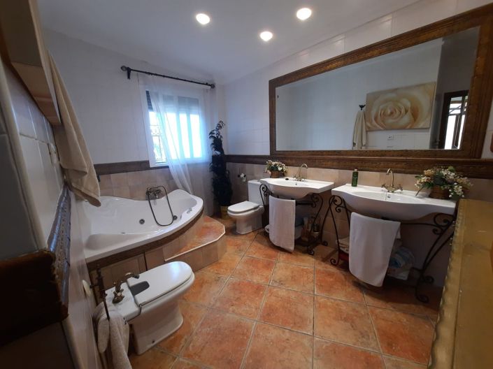 Image No.12-6 Bed Villa for sale