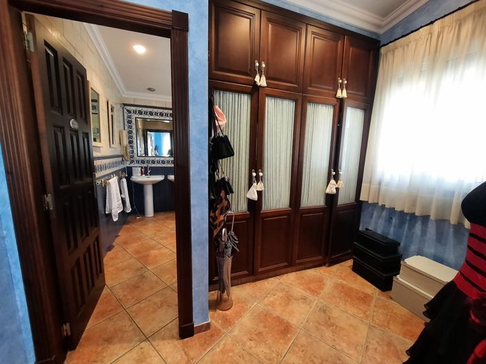 Image No.28-6 Bed Villa for sale