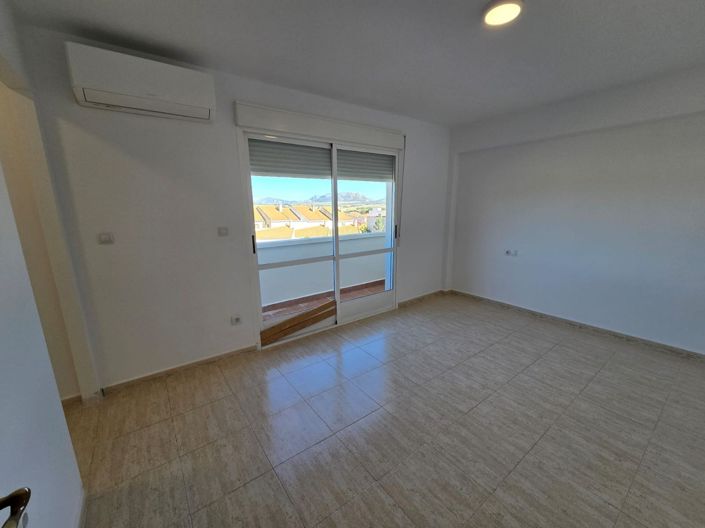 Image No.13-4 Bed Townhouse for sale