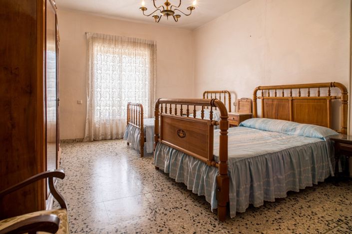 Image No.16-5 Bed Townhouse for sale