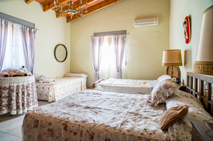 Image No.17-8 Bed Country House for sale