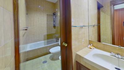 6-Calle-de-las-Islas-Annobon-Bathroom-1-