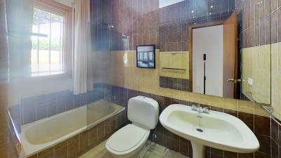 6-Calle-de-las-Islas-Annobon-Bathroom