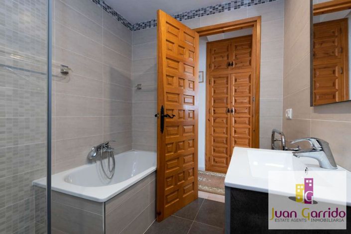 Image No.24-3 Bed Property for sale