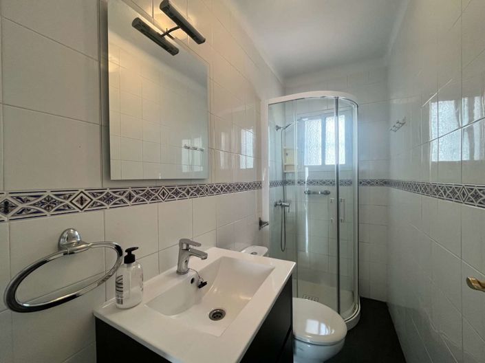 Image No.12-3 Bed Property for sale