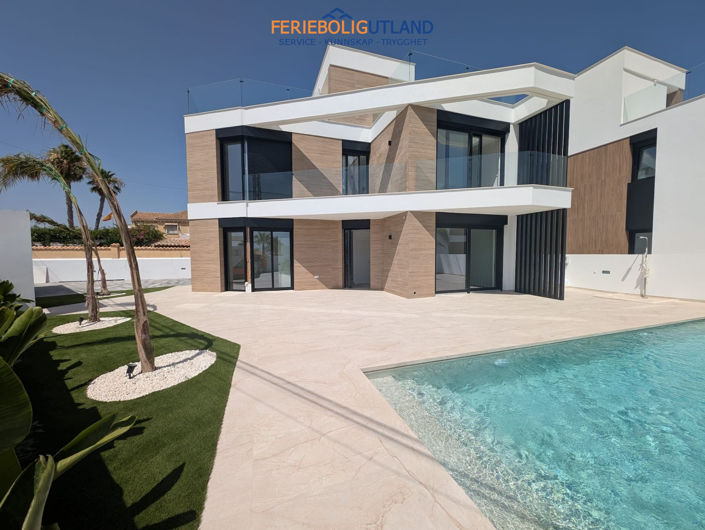 Image No.1-4 Bed Villa for sale