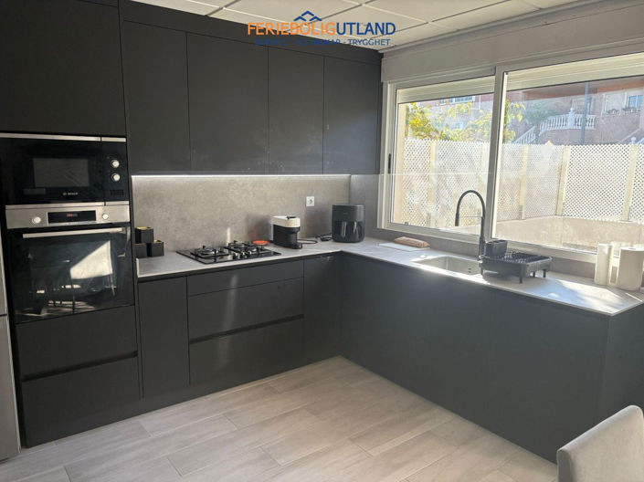 Image No.7-5 Bed Townhouse for sale