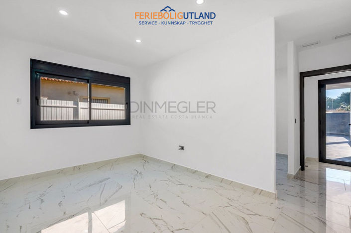 Image No.19-Villa de 4 chambres à vendre à Cabo Roig