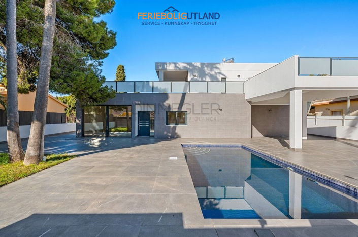 Image No.2-Villa de 4 chambres à vendre à Cabo Roig