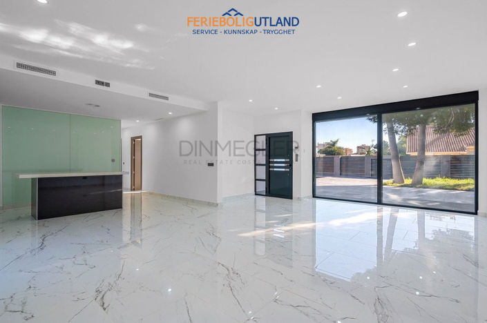 Image No.28-Villa de 4 chambres à vendre à Cabo Roig