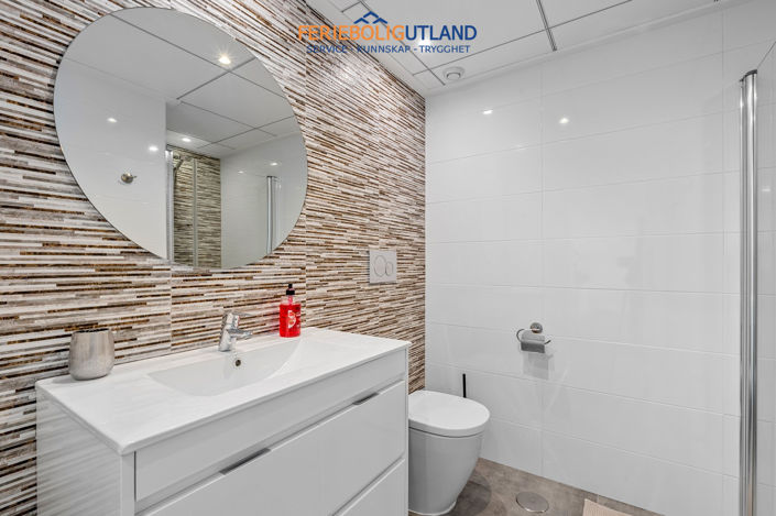 Image No.26-2 Bed Townhouse for sale