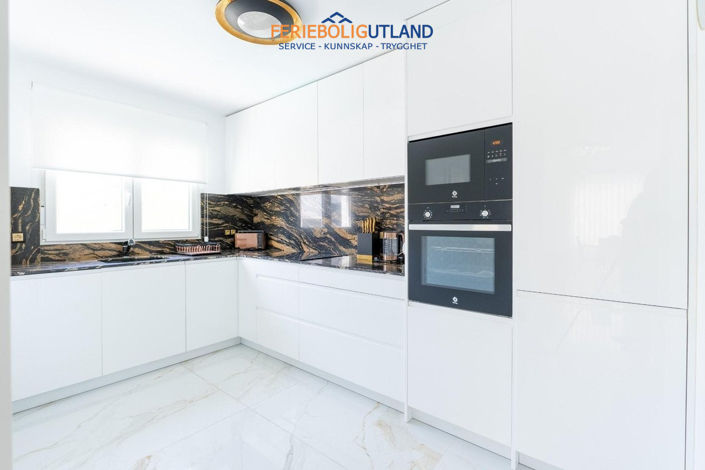 Image No.12-4 Bed Townhouse for sale