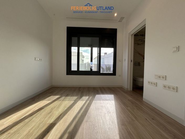 Image No.20-3 Bed Townhouse for sale