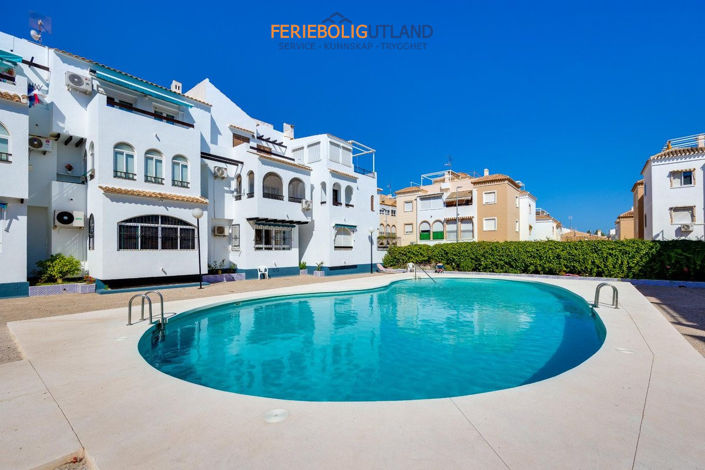 Cosy bungalow with glazed terrace and communal pool, just 350 metres from Playa de Los Náufragos
