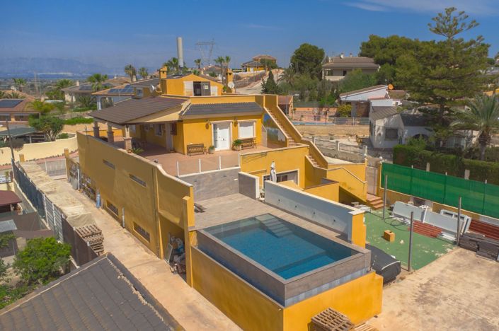 Image No.1-4 Bed Villa for sale