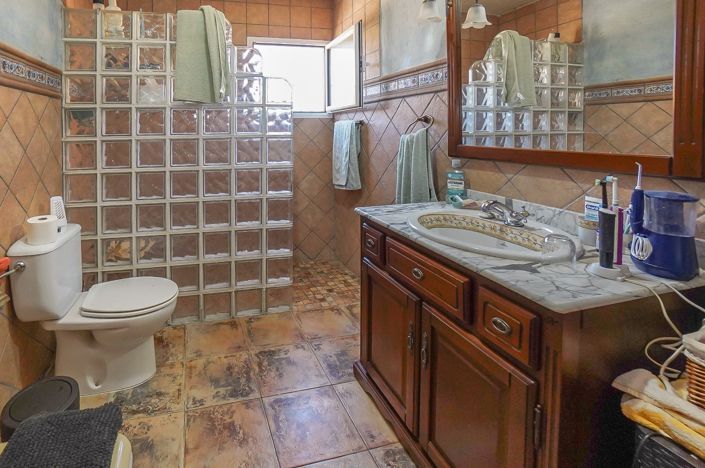 Image No.9-5 Bed Property for sale