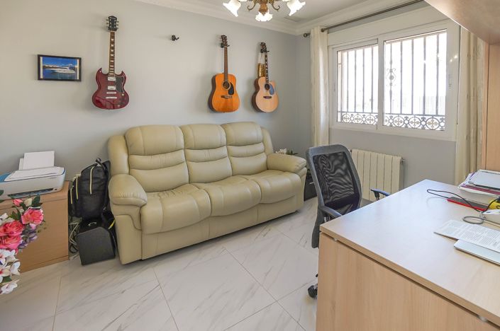 Image No.11-8 Bed Villa / Detached for sale