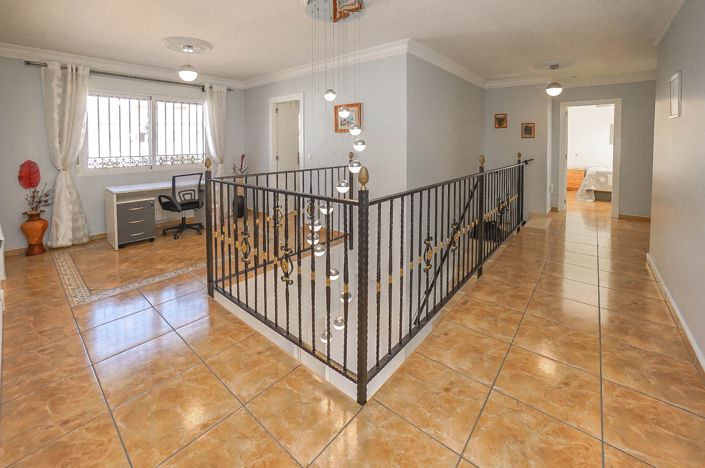 Image No.12-8 Bed Villa / Detached for sale