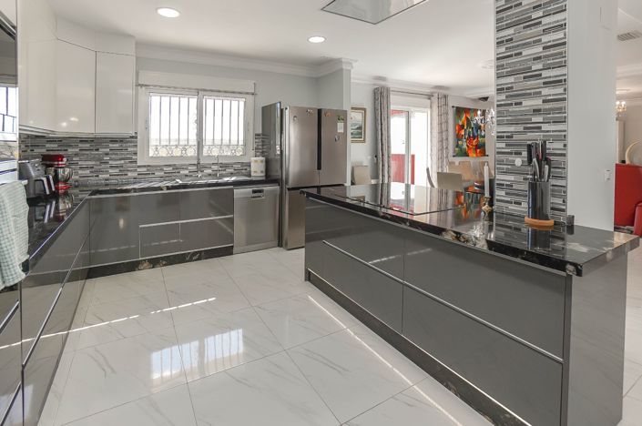 Image No.3-8 Bed Villa / Detached for sale