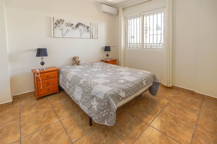 Image No.33-8 Bed Villa / Detached for sale