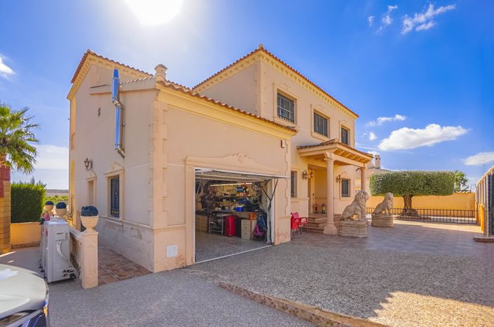 Image No.37-8 Bed Villa / Detached for sale