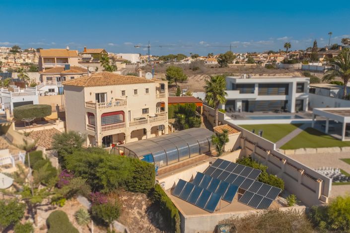 Image No.44-8 Bed Villa / Detached for sale