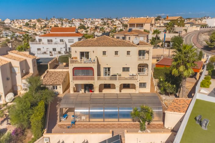 Image No.65-8 Bed Villa / Detached for sale