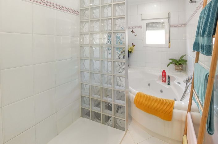 Image No.11-3 Bed Villa / Detached for sale