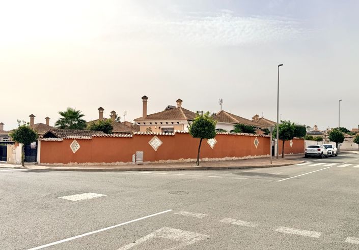 Image No.19-3 Bed Villa / Detached for sale