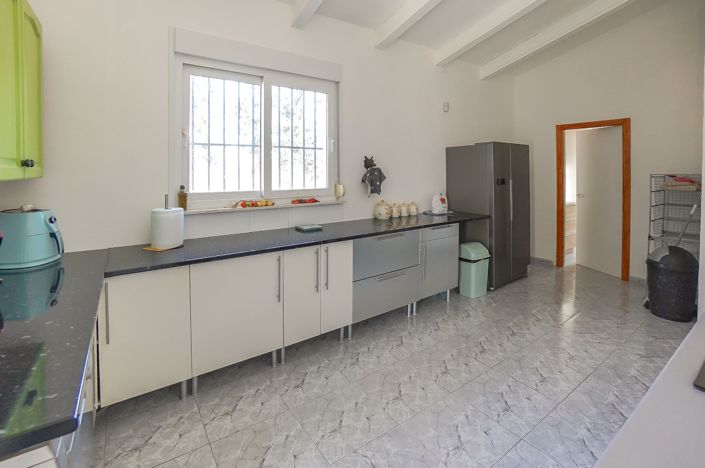 Image No.16-4 Bed Property for sale