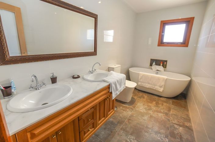 Image No.4-4 Bed Property for sale