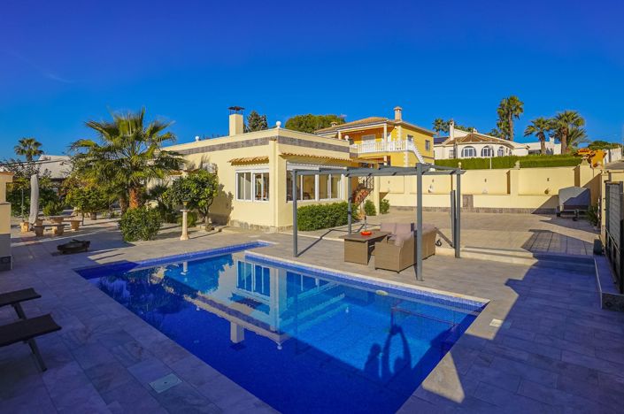 Image No.1-3 Bed Villa / Detached for sale